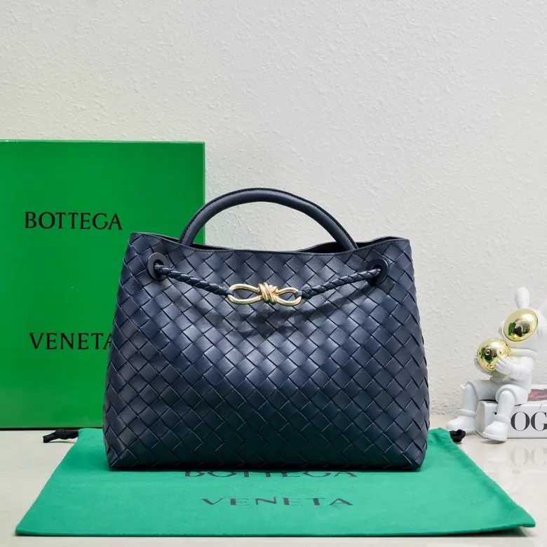 The 2023 new Andiamo batch of 2260 BV has been shipped‼ ️Really popular🔥The new Andiamo woven handbag launched by Bottega Veneta this season is really popular all over the world! ! Celebrities at home and abroad have worn it, and Oscar-winning actress Michelle Yeoh has taken it out on the street. Song Jia, Trai Yara, Yu Feihong, Sanji Ayaka, Rosie Hunting-Whiteley, Yoshioka Riho, etc. have all picked up this bag. It is classic and versatile, showing off its temperament, and the bag capacity is also large, which is very convenient for daily commuting! ! A variety of carrying methods, the shoulder straps can be adjusted by yourself, the original lambskin feels soft and delicate, and the unisex style breaks gender boundaries and brings a more practical and longer-lasting use experience. Andiamo, which has both elegant and casual styles, perfectly interprets the true appearance of "fashionable old money style". Style number: 8463 Size: 32*24*12